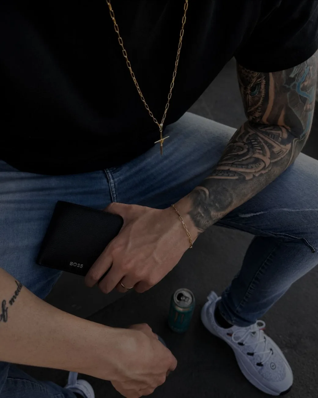Corrente Cartier e pulseira banhadas a ouro 18k em uso