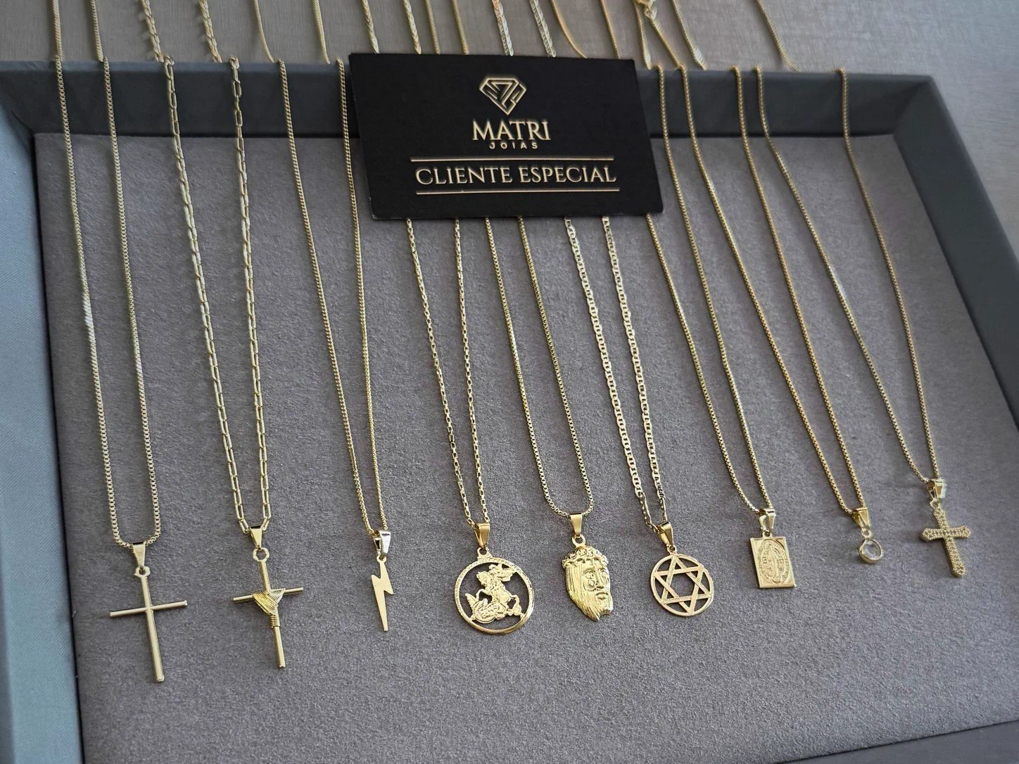 Nove kits de correntes com pingentes banhados a ouro 18k da promoção 9.9 da Matri